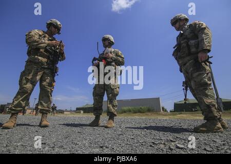 U.S. Army National Guard Squad Leader aus Bravo Company, 1.BATAILLON, 114 Infanterie (Air Assault) vor einem Air Assault Übung an Kontingenz Betrieb Lage Sieg auf Joint Base Mc Guire-Dix - Lakehurst, New Jersey, 16. Juli 2018 übertragen. Stockfoto