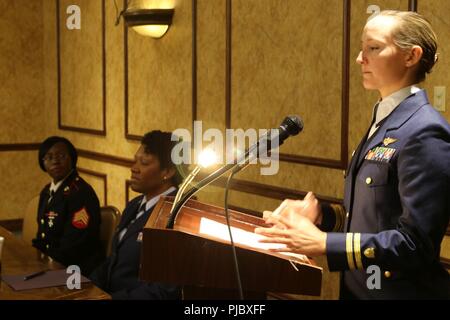 Coast Guard lt Crystal Barnett, ein Eurocopter HH-65 Dolphin Pilot die Coast Guard Air Station in der Savanne, Ga zugeordnet, gibt eine Rede für die Frauen Mentoring Netzwerk in Fort Stewart, Ga, 13. Juli 2018. Frauen aus verschiedenen Niederlassungen für körperliches Training und eine Podiumsdiskussion Kameradschaft zu erstellen und zu besprechen, was sie als weibliche Service Mitglieder erreichen können gesammelt. Stockfoto