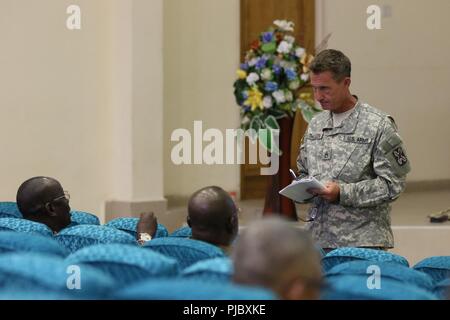 Staff Sgt. Bart Thomassen, eine menschliche Intelligenz Sammler fließend Französisch, mit Firma B zugewiesen, 142 Military Intelligence Battalion, 300 Military Intelligence Brigade (Linguist), übersetzt für militärische Führer von Französisch sprechenden Nationen in der post-Befehl übung Teilnehmenden (CPX) Teil von United Accord 2018 dem Kofi Annan International Peacekeeping Training Centre, 17. Juli 2018, Accra, Ghana. United Accord ist eine jährliche, kombiniert, gemeinsame Übung zwischen den Vereinigten Staaten, die Europäische und die Wirtschaftsgemeinschaft der Westafrikanischen Staaten Länder. Die zweiwöchige Übung beinhaltet: Eine r Stockfoto