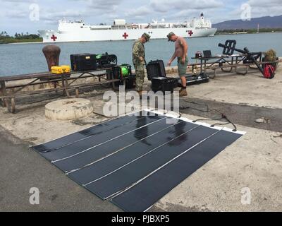 Us Navy Lieutenant Cmdr. Mike Dobling und Chief Steelworker Jesse Hamblin, sowohl Unterwasser Bau Team 2, zugeordnet, eine expeditionary Solar System während der Pacific Rim () Übung RIMPAC 2018 eingestellt. 25 Nationen, 46 Schiffe, 5 U-Boote, über 200 Flugzeuge, und 25.000 Mitarbeiter beteiligen sich an Rimpac vom 27. Juni bis 2. August in und um die hawaiischen Inseln und Südkalifornien. Die weltweit größte internationale maritime Übung RIMPAC bietet eine einzigartige Ausbildung während der Förderung und Erhaltung der kooperative Beziehungen unter den Teilnehmerinnen und Teilnehmern kritisch zu ensurin Stockfoto