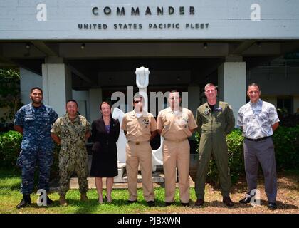 JOINT BASE Pearl Harbor - HICKAM, Hawaii (Juli 16, 2018) von links nach rechts, U.S. Navy Operations Specialist 2. Klasse Carlos Morales, Cmdr. Jason Ward, Holly Süd, Ecuador's Navy Commander Fidel Fernando Erazo Jacome und Jorge Alfredo Echeverria, U.S. Navy Kapitän Kevin Cantrell und Richard Williams posieren für ein Foto nach einer Rim von Pacific () Übung RIMPAC Beobachter kurz. Jacome und Echeverria sind die Teilnahme an der einwöchigen RIMPAC Beobachter Programm eine breite Palette an Operationen von maritime Patrol Flugbetrieb zu Tauchen und Bergung Demonstrationen zu beobachten. 25 Nationen, Stockfoto