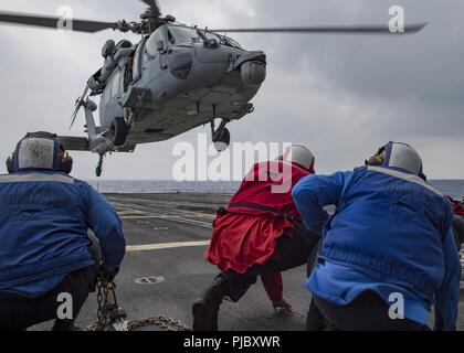 Ozean (16. Juli 2018) Segler in die Luft Abteilung Durchführung Flugbetrieb auf dem Flugdeck der geführten-missile Cruiser USS Lake Champlain (CG57) während der Rand des Pazifik (Rimpac) Übung. 25 Nationen, 46 Schiffe, 5 U-Boote, und etwa 200 Flugzeugen und 25.000 Mitarbeiter sind teilnehmenden RIMPAC vom 27. Juni bis 2. August in und um die hawaiischen Inseln und Südkalifornien. Die weltweit größte internationale maritime Übung RIMPAC bietet eine einzigartige Ausbildung während der Förderung und Erhaltung der kooperative Beziehungen unter den Teilnehmerinnen und Teilnehmern kritisch zu ensur Stockfoto