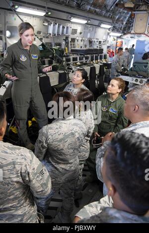 Us-Luftwaffe Kapitän Jennifer Riportella, ein Flug Krankenschwester mit der 446Th Aeromedical Evacuation Squadron, bespricht patient Transport Ausrüstung an Bord eines US Air Force C-17 Globemaster III Flugzeuge mit Aeromedical Staging 624th Squadron Personal an der U.S. Coast Guard Air Station Friseure, Hawaii, 10. Juli 2018, während der Pacific Lifeline 2018 verwendet. Pacific Lifeline 2018 ist eine landesweite medizinische Übung in Hawaii durchgeführt als Teil eines größeren 2018 Rand der Pazifischen Übung. Die 624Th ASTS bietet medizinische Unterstützung für die regionalen 624th Support Group, die Aufsicht über die individuelle Gesundheit. Stockfoto