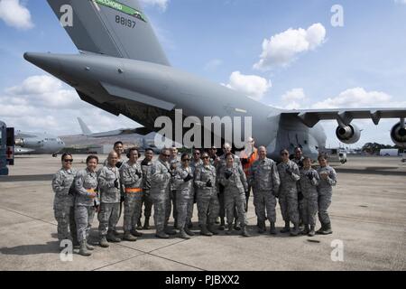 Us Air Force Reserve Mitglieder aus der Aeromedical Staging 624th Squadron während der Pacific Lifeline 2018 U.S. Coast Guard Air Station Friseure, Hawaii, 10. Juli 2018 teilnehmen. Pacific Lifeline 2018 ist eine landesweite medizinische Übung in Hawaii durchgeführt als Teil eines größeren 2018 Rand der Pazifischen Übung. Die 624Th ASTS bietet medizinische Unterstützung für die regionalen 624th Support Group, die Aufsicht über die einzelnen Gesundheit und medizinische Bereitschaft und unterstützt weltweit, einschließlich Übungen, humanitärer Hilfe und Katastrophenhilfe. Stockfoto