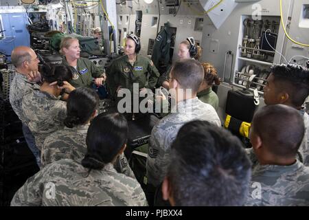 Us Air Force Master Sgt. Michelle Geers, einem aeromedical evacuation Techniker aus der 315 Aeromedical Evacuation Squadron, werden verschiedene Arten von lebensrettende Ausrüstung an Bord eines US Air Force C-17 Globemaster III Flugzeuge mit Aeromedical Staging 624th Squadron Personal an der U.S. Coast Guard Air Station Friseure, Hawaii, 10. Juli 2018, während der Pacific Lifeline 2018 verwendet. Pacific Lifeline 2018 ist eine landesweite medizinische Übung in Hawaii durchgeführt als Teil eines größeren 2018 Rand der Pazifischen Übung. Die 624Th ASTS bietet medizinische Unterstützung für die 624Th Regional Support Group, Gewährleistung Stockfoto