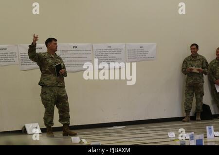 Generalmajor Willard Burleson III, 7 Infanterie Division kommandierender General, erörtert die Bedeutung der Gestaltung der Brände während der kombinierten Waffen Probe übung Bajonett Fokus 18-03 im Camp Murray, Washington, 12. Juni 2018. Der Befehl post Übung empfohlene komplexen Einsatzszenarien Stärkung der 81St SBCT Bereitschaft und Fähigkeit als Personal, das über alle warfighting Funktionen zu arbeiten. Stockfoto