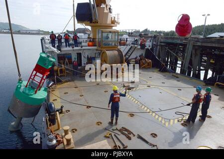 Coast Guard Cutter SPAR Crew Mitglieder durch eine Boje Evolution zur Qualifizierung auf dem SPAR buoy Deck in Kodiak, Alaska, 17. Juli 2018. Eine Boje Evolution kann von 30 Minuten bis zu zwei Stunden dauern, je nach der Höhe der Wartung erforderlich. Us-Küstenwache Stockfoto