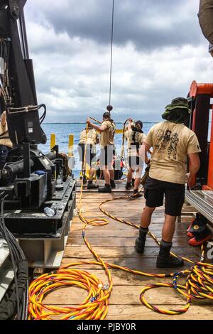 Pazifik (17. Juli 2018) Royal Canadian Navy Abstand Taucher, Flotte Tauchen (FDU) (Pazifik) und Marine Taucher, auf Mobile Tauchen retten (MDSU) (1), Durchführung der Oberfläche geliefert Taucharbeiten aus dem Off-shore-Mutterschiff HOS Mystique off Küste von Honolulu, während der Rand des Pazifik (Rimpac) Übung, Juli 17 zugewiesen. 25 Nationen, 46 Schiffe, 5 U-Boote, über 200 Flugzeuge und 25.000 Angestellte beteiligen sich an Rimpac vom 27. Juni bis 2. August in und um die hawaiischen Inseln und Südkalifornien. Die weltweit größte internationale maritime Übung, RIMP Stockfoto