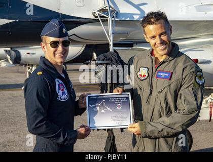 Maj. Eric Gorney, operations Thunderbirds" Offizier der US Air Force Air Demonstration Squadron", stellt ein Zertifikat zu Ben Bergeron, CrossFit Trainer und Thunderbird VIP, nach seinem Flug am Great New England Air und Space Show in Chicopee, MA, 12. Juli 2018. Seit 1953, das Thunderbirds Team hat als America's Premier Luft demonstration Squadron, mit den lebenswichtigen Auftrag zu gewinnen, zu halten und die vergangenen, gegenwärtigen und zukünftigen Flieger inspirieren anvertraut. Stockfoto