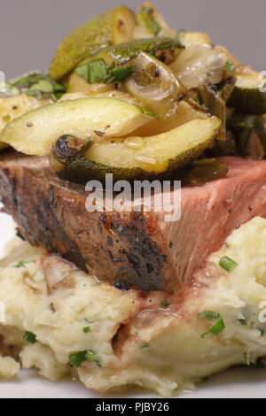 Filet Steak mit Kartoffelpüree und Gemüse Stockfoto