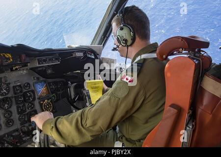 Pazifik (15. Juli 2018) Royal Canadian Air Force Pilot Kapitän Cody Davison Banken seine Aurora (CP 140) Flugzeuge über dem Pazifik, während die Durchführung einer U-Boot Jagd Szenario während der Rand des Pazifik (Rimpac) Übung, Juli 15. 25 Nationen, 46 Schiffe, 5 U-Boote, über 200 Flugzeuge, und 25.000 Mitarbeiter beteiligen sich an Rimpac vom 27. Juni bis 2. August in und um die hawaiischen Inseln und Südkalifornien. Die weltweit größte internationale maritime Übung RIMPAC bietet eine einzigartige Ausbildung während der Förderung und Erhaltung der kooperativen Beziehungen zwischen den Pa Stockfoto