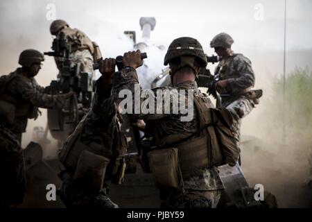 POHAKULOA TRAINING AREA, California (17. Juli 2018) der US-Marines mit Bravo Batterie, 1.Bataillon, 12 Marine Regiment, mit einem ladestock eine Runde in eine M777 zu drücken 155 mm Haubitze während live abgeschleppt - fire Training als Teil der Felge des Pazifiks (Rimpac) Übung an Pohakuloa Training Area, California, 17. Juli 2018. RIMPAC bietet hochwertige Ausbildung für Task-organisiert, leistungsfähigen Marine Air-Ground Task Force und erhöht die kritische Reaktion auf Krisen Fähigkeit der US-Marines im Pazifik. 25 Nationen, 46 Schiffe, 5 U-Boote, über 200 Flugzeuge und 25.000 Angestellte beteiligen sich an Stockfoto