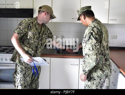 Chief kulinarische Spezialist Eligio Santos und kulinarischen Specialist 2. Klasse Byron Evilsizor eine komplett eingerichtete Bachelor- Gehäuse für Fragen der Wartung am U.S. Naval Support Activity Support Seite von Neapel, Italien, Juli 17, 2018 prüfen. Untersuchungen wie diese helfen, das Housing Office Probleme mit Dienstprogrammen, Geräte und Möbel entdecken, Erhaltung der Bewohnbarkeit Standards während Segler bereitgestellt werden oder an Land. Stockfoto