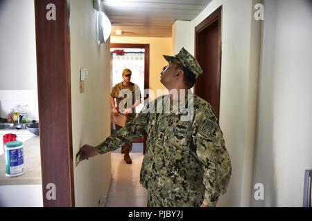 Chief kulinarische Spezialist Eligio Santos und kulinarischen Specialist 2. Klasse Byron Evilsizor eine komplett eingerichtete Bachelor- Gehäuse für Fragen der Wartung am U.S. Naval Support Activity Support Seite von Neapel, Italien, Juli 17, 2018 prüfen. Untersuchungen wie diese helfen, das Housing Office Probleme mit Dienstprogrammen, Geräte und Möbel entdecken, Erhaltung der Bewohnbarkeit Standards während Segler bereitgestellt werden oder an Land. Stockfoto