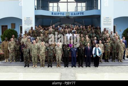 Die teilnehmenden Mitarbeiter posieren für ein Gruppenfoto während der Eröffnungsfeier der Vereinigten Accord 2018 in Accra, Ghana, 16. Juli 2018. UA 18 ist ein Ghana Bundeswehr & U.S. Army Afrika hosted Übung bestehend aus vier kombinierten, gemeinsame Komponenten: einen Computer programmiert Übung (CPX), Field Training übung (Ftx), Jungle Warfare School (JWS) und medical Readiness Training (MEDRETE). Westafrikanischen partner Militärs, Verbündeten in der NATO und der US-Armee Afrika wird jede Komponente in Accra, Ghana und Umgebung. Stockfoto