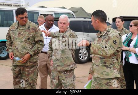 Brig. Gen. Eugene J. LeBoeuf, der kommandierende General der US-Armee Afrika, Besuche mit Personal, das in den Vereinigten Accord 2018 in Accra, Ghana, 17. Juli 2018 beteiligt sind. UA 18 ist ein Ghana Bundeswehr & U.S. Army Afrika hosted Übung bestehend aus vier kombinierten, gemeinsame Komponenten: einen Computer programmiert Übung (CPX), Field Training übung (Ftx), Jungle Warfare School (JWS) und medical Readiness Training (MEDRETE). Westafrikanischen partner Militärs, Verbündeten in der NATO und der US-Armee Afrika wird jede Komponente in Accra, Ghana und Umgebung. Stockfoto