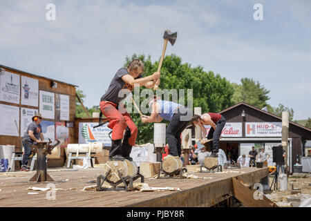 Frauen konkurrieren in Holzfäller-wettbewerb, Cherry Valley Spiele im Freien, Otsego County, New York State. Stockfoto