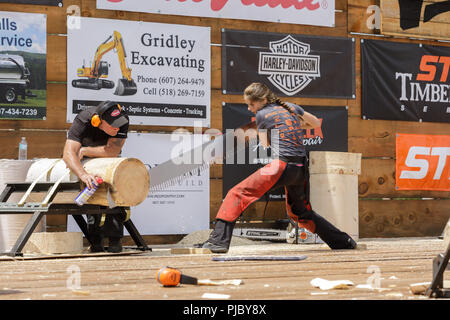 Frauen konkurrieren in Holzfäller-wettbewerb, Cherry Valley Spiele im Freien, Otsego County, New York State. Stockfoto