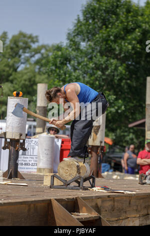 Frauen konkurrieren in Holzfäller-wettbewerb, Cherry Valley Spiele im Freien, Otsego County, New York State. Stockfoto