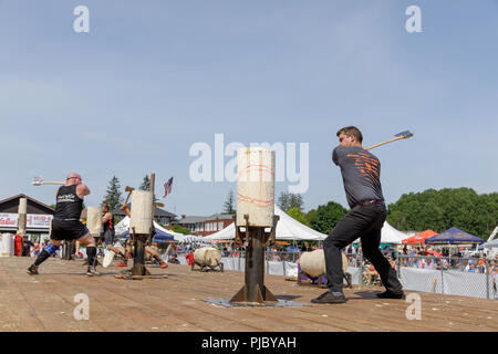 Männer konkurrieren in Holzfäller-wettbewerb, Cherry Valley Spiele im Freien, Otsego County, New York State. Stockfoto