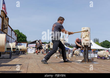 Männer konkurrieren in Holzfäller-wettbewerb, Cherry Valley Spiele im Freien, Otsego County, New York State. Stockfoto