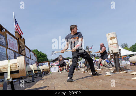 Männer konkurrieren in Holzfäller-wettbewerb, Cherry Valley Spiele im Freien, Otsego County, New York State. Stockfoto