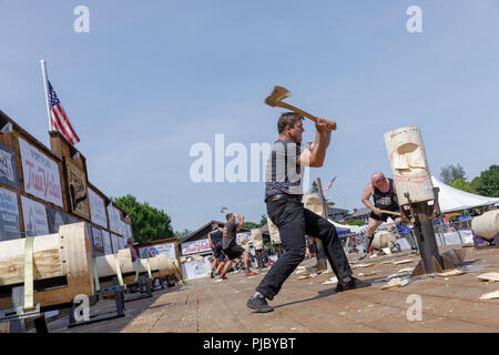 Männer konkurrieren in Holzfäller-wettbewerb, Cherry Valley Spiele im Freien, Otsego County, New York State. Stockfoto