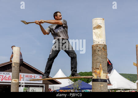 Männer konkurrieren in Holzfäller-wettbewerb, Cherry Valley Spiele im Freien, Otsego County, New York State. Stockfoto