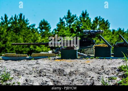 Ein M2 machine gun ist inszeniert für Qualifizierung Feuer während des Betriebs Cold Steel II, durch die US-Armee die zivilen Angelegenheiten und psychologische Operations Command (Airborne), Juli 11, 2018 Joint Base Mc Guire-Dix - Lakehurst, N.J. gehostet Betrieb Cold Steel ist der US-Armee finden Crew - Serviert Waffen Qualifizierung und Validierung ausüben, um sicherzustellen, dass America's Army Reserve Einheiten und Soldaten ausgebildet sind und bereit, kurzfristig als Teil bereit, Kraft X zu implementieren und überall auf der Welt bekämpfen - bereit und tödlichen Feuerkraft zur Unterstützung der Armee und unsere gemeinsamen Partner bringen. Stockfoto