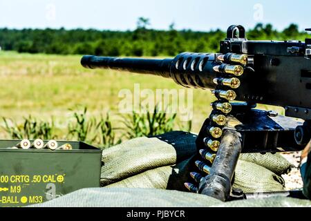 Ein M2 machine gun ist inszeniert für Qualifizierung Feuer während des Betriebs Cold Steel II, durch die US-Armee die zivilen Angelegenheiten und psychologische Operations Command (Airborne), Juli 11, 2018 Joint Base Mc Guire-Dix - Lakehurst, N.J. gehostet Betrieb Cold Steel ist der US-Armee finden Crew - Serviert Waffen Qualifizierung und Validierung ausüben, um sicherzustellen, dass America's Army Reserve Einheiten und Soldaten ausgebildet sind und bereit, kurzfristig als Teil bereit, Kraft X zu implementieren und überall auf der Welt bekämpfen - bereit und tödlichen Feuerkraft zur Unterstützung der Armee und unsere gemeinsamen Partner bringen. Stockfoto