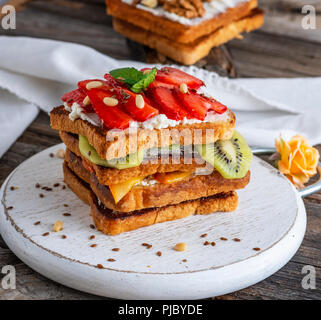 French Toast mit Frischkäse, Erdbeeren, Kiwi, Nahaufnahme Stockfoto