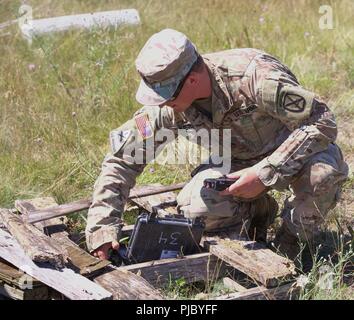 U.S. Army Staff Sgt. Matthäus Kiser eine elektronische Kriegsführung Spezialist mit Sitz und die Konzernzentrale, 10 Brigade Support Bataillons, 1st Brigade Combat Team, 10 Mountain Division (LI), blendet eine simulierte funkgesteuerte Improvised Explosive Devices, oder RC-IED, während 1 BCT Firma Crew Specialist Kurs, 11. Juli 2018. Stockfoto