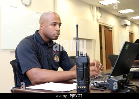 Army Staff Sgt. Rayshod Thompson, administrative noncommissioned Officer, 33. Zivile Support Team, District of Columbia der National Guard, mans eine Arbeitsstation am 17. Juli 2018, in der CST Joint Operations Center in der D.C. Armory, in Washington, D.C. ein Teil von Thompson's Aufgaben wurden Informationen in Echtzeit aller Vermessung Mitglieder der CST in D.C. während der MLB All-Star Game 2018 stationiert zu halten. Stockfoto