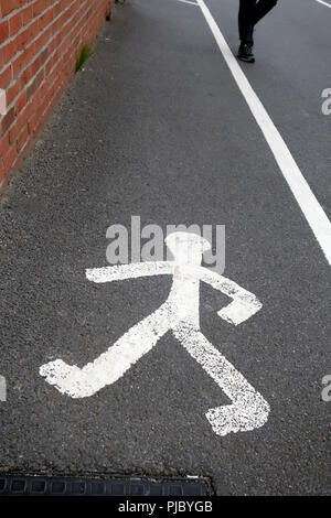 Wenig weiß lackiert Stick Mann mit Gehweg in Bawtry, England. Großbritannien Stockfoto