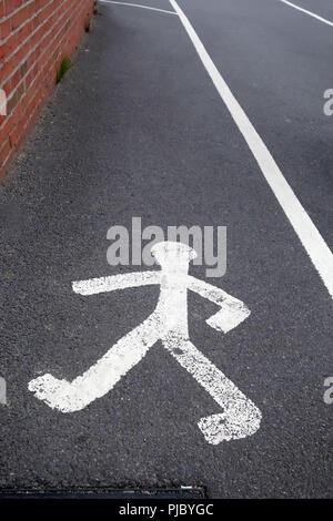 Wenig weiß lackiert Stick Mann mit Gehweg in Bawtry, England. Großbritannien Stockfoto