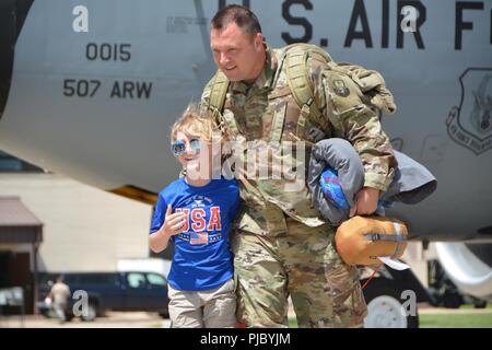 Us Air Force Tech. Sgt. Brian Jackson mit dem 507Th Operations Support Squadron bei Tinker Air Force Base, Okla., vereint mit seinem Sohn nach einem Deployment Juli 3, 2018. Mehr als 100 finden Bürger Flieger von der 507th Air Refuelling Wing an Tinker AFB bereitgestellt Incirlik, Türkei, zur Unterstützung des Flugbetriebs. Stockfoto