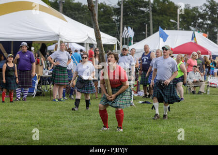 Frau konkurriert im CABER am jährlichen Capital District schottische Spiele in Altamont, New York werfen. Stockfoto