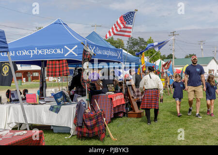 Einige der Stände zu Clans und Gesellschaften bei den Capital District schottische Spiele in Altamont, New York gewidmet Stockfoto