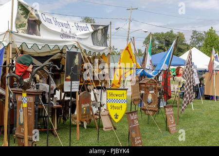 Einige der Stände zu Clans und Gesellschaften bei den Capital District schottische Spiele in Altamont, New York gewidmet Stockfoto