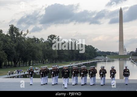 Marines mit Bravo Company, Marine Barracks Washington D.C., führen Sie "Präsentieren" während eines Dienstag Sonnenuntergang Parade am Lincoln Memorial, Washington D.C., den 17. Juli 2018. Der Ehrengast für die Parade war Thom R. Tillis, North Carolina, US-Senator und das Hosting offizielle war Generalleutnant Michael A. Rocco, stellvertretender Kommandant, Manpower und Finden. Stockfoto