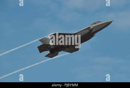 Kapitän Andrew "Dojo" Olson, F-35 Heritage Flight Team Pilot und Commander führt Antenne Manöver in der F-35 ein Lightning II während der jährlichen Royal International Air Tattoo Juli 13, 2018 in Royal Air Force Fairford, England. Die F-35 HFT durchgeführt, die 2018 das Royal International Air Tattoo, der weltweit größte militärische Air Show am 13. Juli, 14. und 15. Stockfoto