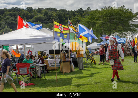 Einige der Stände zu Clans und Gesellschaften bei den Capital District schottische Spiele in Altamont, New York gewidmet Stockfoto
