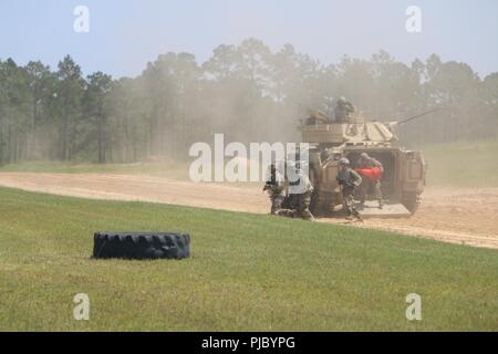 Soldaten der 9. Brigade Engineer Battalion, 2nd Armored Brigade Combat Team, 3rd Infantry Division Abbauen von einem M2A2 Bradley Fighting Fahrzeug in ihrem ersten Versuch von gunnery Tabellen VII bis XII, 11. Juli Fort Stewart, Ga Soldaten zu engagieren abbauen Die Fahrgeschwindigkeit des Fahrzeugs während Schießwesen Missionen abzuschließen. Stockfoto