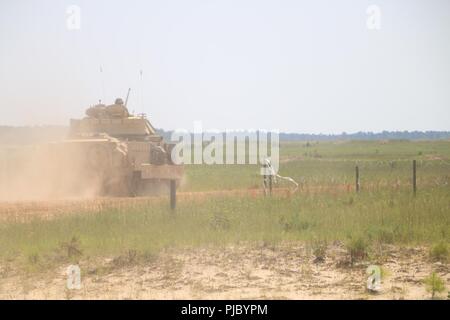 Eine M2A2 Bradley Fighting Fahrzeugbesatzung des 9. Brigade Engineer Battalion, 2nd Armored Brigade Combat Team, 3rd Infantry Division verläuft über den Zähler Mobilität Hindernis nach einem explosiven Verletzung einen Pfad löscht die Mission, 11. Juli Fort Stewart, Ga 2. gepanzerte Brigade ist Feld Erprobung neuer Ausrüstung innerhalb der Bataillone der Brigade Übergänge von einem infanterie zu gepanzerten mission Haltung, um fortzufahren. Stockfoto