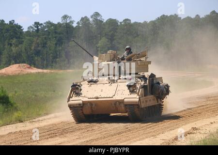 Eine M2A2 Bradley Fighting Fahrzeugbesatzung des 9. Brigade Engineer Battalion, 2nd Armored Brigade Combat Team, 3rd Infantry Division liefert von der Iteration von gunnery Tabellen VII bis XII, 11. Juli Fort Stewart, Ga Training auf schießwesen Tabellen VII bis XII bescheinigt Tank crews auf neu aufgestellt, wie 2 ABCT Spartans Übergang von der Infanterie zu armored Brigade. Stockfoto