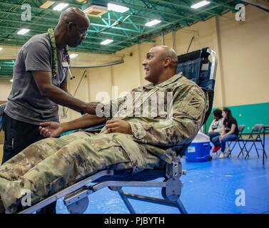 Staff Sgt. Sidney Paare einer Co., 6., 8., 2. gepanzerte Kavallerie Regiment Brigade Combat Team, bereitet Blut an das Amerikanische Rote Kreuz Jugend Blood Drive at Fort Stewart, GA, 13. Juli zu spenden. Die Geber werden aufgefordert, eine Reihe von gesundheitlichen Fragen vor jeder Spende. Stockfoto