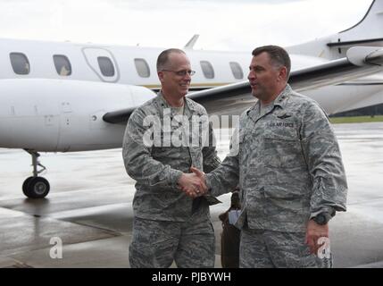 Us Air Force Generalmajor Timothy Leahy, 2 Air Force Commander, grüßt Generalmajor Mark Weatherington, Bildung und Ausbildung Kommando Kommandant Stellvertreter, auf der Flightline an Keesler Air Force Base, Ohio, 11. Juli 2018. Weatherington hatte einen eintägigen Besuch am Keesler mehr mit der Sendung der Basis vertraut zu machen. Er erhielt 81 Training Wing und 81St Training Gruppe mission Briefings durch eine Windschutzscheibe Tour der Base gefolgt. Stockfoto