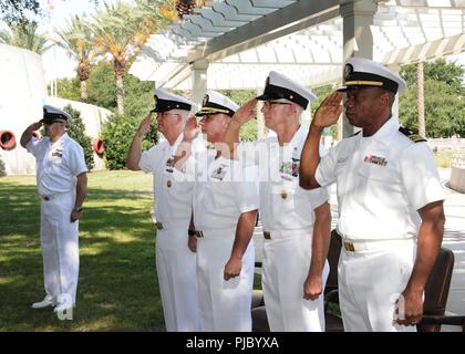 JACKSONVILLE, Fla. (Juli 13, 2018) von links nach rechts, Chief Petty Officer Steven Cordero, Command Master Chief Jeremy Brücken, Kapitän Trent DeMoss, Command Master Chief Donald Henderson und Kaplan James Askiew salute wie der Color Guard vorbei von Henderson's Ruhestand Festakt in Jacksonville die Freundschaft Brunnen. Stockfoto