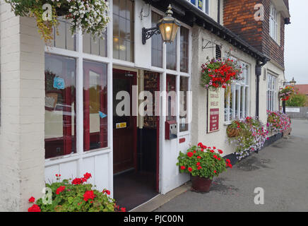 Fenster "Feld mit bunten Blumen an der Außenseite von einem typisch britischen Pub, das Schiff Pub in Bawtry Yorkshire Stockfoto