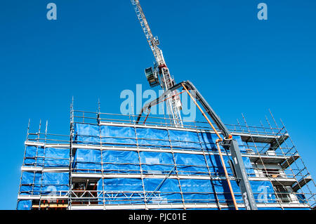 Gosford, New South Wales, Australien - 7. Juli. 2018: Konstruktion und Bau Stand 101. Das Pumpen von Beton auf Neue home Einheiten Gebäude Standort, Stockfoto